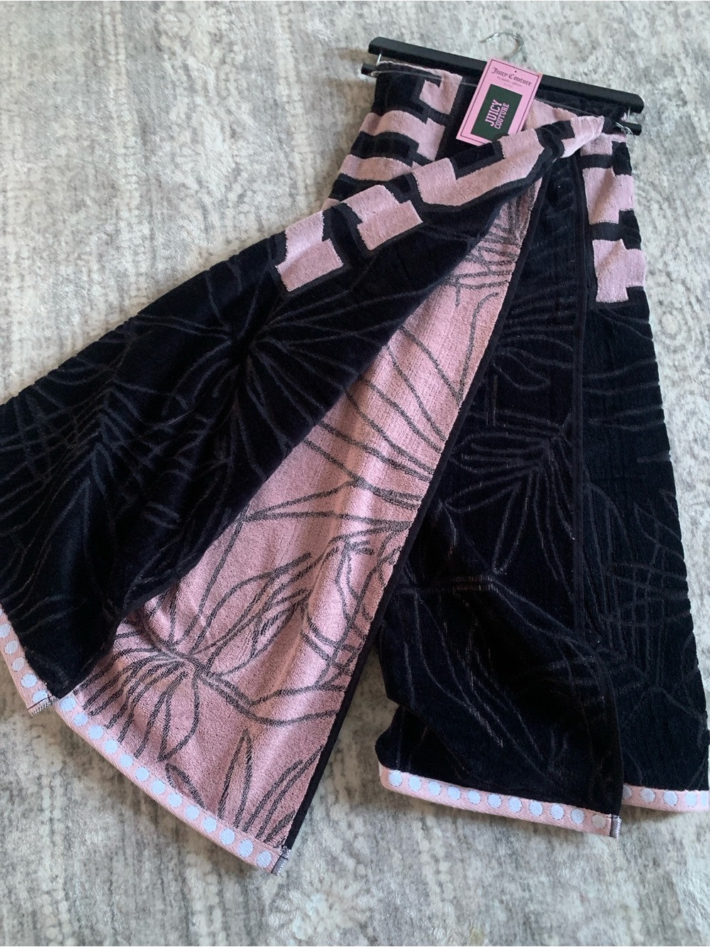 🆕- OVERSIZED BEACH TOWEL BY JUICY COUTURE HOME 6 FEET LONG LICORICE - Picture 6 of 7